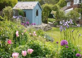 9 Charming Ideas From Cottage Style Gardens