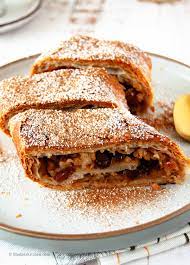 easy apple strudel with puff pastry