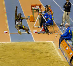 A altura do sarrafo aumenta a cada salto realizado pelo atleta. Atletismo Esportes Infoescola