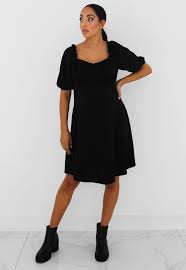 Mini, midi et maxi, toutes les longueurs sont disponibles, avec des robes en jersey classique, toujours adaptées, ou en imprimé camouflé : Mini Robe Patineuse Noire Style Milkmaid Maternite Missguided