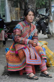 Hmong is a dialect spoken by the hmong people of vietnam. Ein Hmong Verkaufers Frau In Traditioneller Kleidung In Bac Ha Sa Pa Vietnam Lizenzfreie Fotos Bilder Und Stock Fotografie Image 19815049