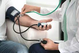 Wenn der blutdruck zu hause gemessen wird, sollte dieser unter 135/90 mmhg liegen. Blutdruck Messen Anleitung Methoden Tipps Praktischarzt