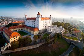 Por favor, indica la localidad. El Castillo De Bratislava Bratislava Eslovaquia Castillos