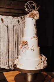 wedding cake with fresh flowers 10