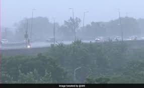 New delhi on thursday is expected to see very light rain, with the temperature expected have a minimum temperate of 29 degrees celsius and maximum of 39 degrees celsius, officials at the indian meteorological department said. Delhi Weather News Today Heavy Rain In Parts Of Delhi Ghaziabad Noida And Adjoining Districts