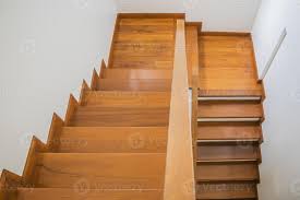 escada piso de madeira e corrimão de