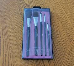 makeup brush set includes 5 brushes