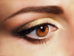 how to lighten your eyes with makeup