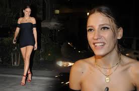 Serenay Sarıkaya'dan ''bacak'' Åov ile ilgili görsel sonucu