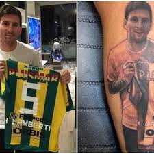 Messi se presentó este jueves en la conferencia de prensa previa al partido con la pierna vendada, ya que el tatuaje se hizo el martes poco después de haber llegado a buenos aires de españa. Una Camiseta De Regalo La Foto Y El Tatuaje Como Homenaje A Lionel Messi