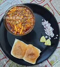 Misal pav, originating from maharashtra, is a spicy curry prepared with moth beans (matki) and is served with pav. Thebest Hot News Onion Gsrlic Powder For Misal Pav Misal Pav Recipe Best Misal Pav At Home Step Into The Kitchen It Consists Of Misal A Spicy Curry Usually Made From Moth