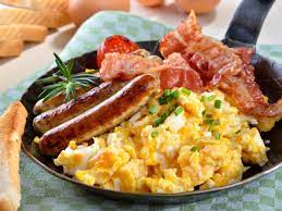 scrambled eggs on toast with bacon and