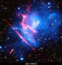 Galaxy cluster MACS J0717, uno de los más complejos y distorsionada de los  cúmulos de galaxias conocidas, es el sitio de una colisión entre cuatro  grupos. Se encuentra a unos 5.4 mil