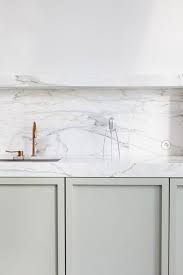 An elegant white marble kitchen and large marble backsplash under the stylish hooded range brighten up this beautiful. 25 Marble Kitchen Backsplashes For A Refined Touch Digsdigs