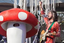 flaming lips draw crowds protesters to