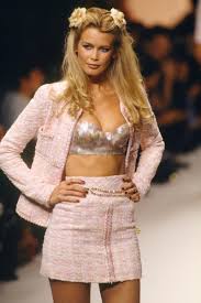 Claudia schiffer en lima en el año 1997. In Honor Of Claudia Schiffer S Birthday Here Are Some Epic Fbfs Of Her Walking For Chanel In The 90s Vogue
