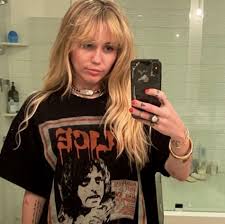 When miley cyrus hacked off her hair in aug. Miley Cyrus Just Cut Her Hair Exactly Like Hannah Montana Miley Cyrus New Hairstyle