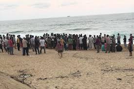 Quảng Ngãi: 2 nam sinh tắm biển bị sóng cuốn trôi mất tích