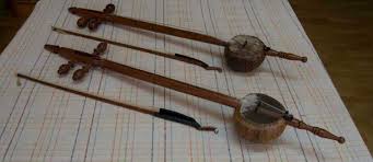 Sebagai alat musik khas adat sunda, memang ada nuansa oriental yang kental pada rebab, yakni cara memainkannya yang digesek, menyerupai biola. Mengenal Tehyan Alat Musik Aseli Betawi Genpi Co