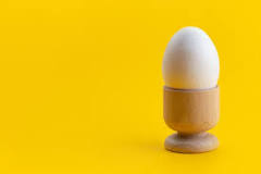 Comment ouvrir un œuf à la coque sans Toqueur ?