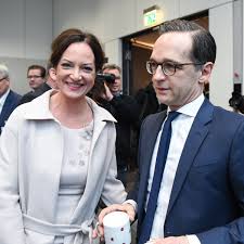 Die ehefrau, die jahrzehntelang von ihrem mann gequält worden ist, und den haustyrannen vergiftet, bekommt. Heiko Maas Justizminister Will Obergrenze Fur Top Gehalter Manager Magazin