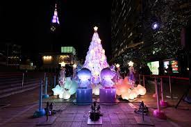 新宿サザンテラス×リトルツインスターズ“キキ＆ララカラー”のクリスマスツリー、イルミネーションも - ファッションプレス