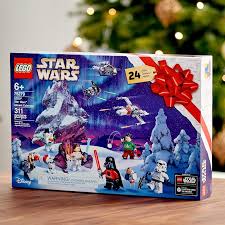 Локасцио, энтони дэниелс, бен прендергаст и др. Lego Star Wars Holiday Special Advent Calendar Set Out Now What S On Disney Plus