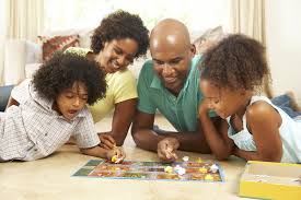 Descarga este vector premium de familia jugando juegos de mesa en casa y descubre más de. Juegos De Mesa Educativos Que Fomentan La Literatura Eres Mama