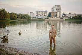 Fotografie: Menschen in Wien, Bratislava, Budapest und Brünn stellen sich  vor – nackt | ze.tt