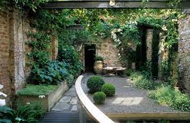 12 romantic courtyards and walled
