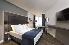Nearly 250 rooms and six suites are on offer at this superbly located modern hotel. Holiday Inn Berlin City West Hotel Berlin De