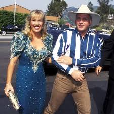 The reigning cma entertainer of the year, garth brooks married sandy mahl when they met at a bar where garth was a bouncer at while in college at oklahoma state. Garth Brooks S Ex Wife On His Marriage To Trisha Yearwood In Documentary