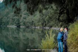 Sensasi romantis dan juga keindahan alam atas pemandangan pantai beserta butiran pasir yang lembut dan didampingi dengan angin yang menenangkan sangat sayang untuk kamu lewatkan sebagai spot foto. 15 Foto Prewedding Kekinian Unik Islami Casual Romantis