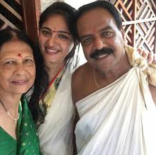 Anushka shetty cute and beautiful in green saree. Anushka Shetty S Birthday Here S Unseen Picture Of Actor With Her Parents