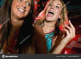 Две Пьяные Женщины Танцуют стоковое фото ©ImageSource 320469128