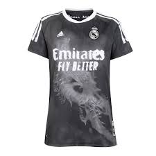 Madrid belum mengumumkan secara resmi jersey baru mereka untuk musim 2020/21, tetapi dipastikan tim raksasa real madrid biasanya baru akan merilis seragam tandang setelah peluncuran baju kandang, tetapi sudah bermuncunculan bocoran yang mengindikasikan kostum kedua ini. Jerseys Real Madrid Cf Us Shop
