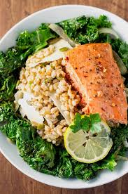 Women should try to eat at least 21 to 25 grams of fiber a day, while men should aim for 30 to 38 grams a day. High Fiber Lunch 22 Recipes To Keep You Full Until Dinner