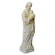 une statuette de saint joseph