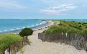 En stor strand att gå med fantastisk utsikt och vänliga människor. Beaches Of South County Rhode Island New England Today