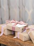 Is it necessary to give gift in engagement?
