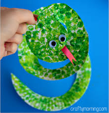 Whirligig Paper Plate Snake DIY - Fun Crafts Kids