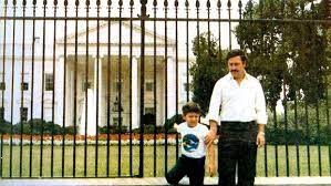 Pablo escobar in front of the white house with his son : Hier Steht Pablo Escobar Vor White House Business Insider