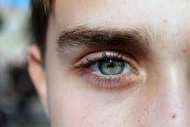 how to make green eyes pop for guys