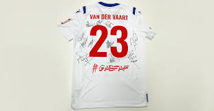 Hamburg captain rafael van der vaart says he is willing to take a pay cut on his 3.5. Van Der Vaarts Abschiedstrikot Signiert Von Seinen Mitspielern