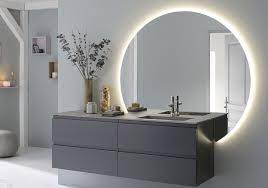 Avec son éclairage latéral ou surplombant (ou les deux), le miroir de salle de bain à . Alle Unsere Sortimente Fur Das Badezimmer Sanijura