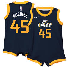 It features crisp graphics that are sure to let everyone know you're proud of your team. Utah Jazz Nike Icon Replica Onesie Trikot Donovan Mitchell Kleinkind