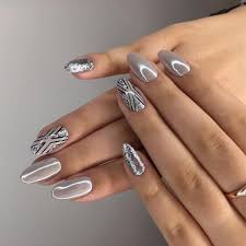 While they may be a little tricky to create at home, a professional technician should be able to help you achieve a great work of art. Gray Glitter Manicure Fashion Trends And Beautiful Design Ideas Confetissimo Women S Blog