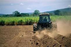 ¿Cómo se nivelan los arados a un tractor agrícola?