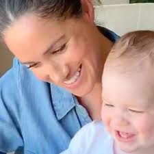 meghan markle reads to baby archie on
