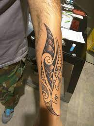 Tatouage homme style Maori avec prénoms | Tatouage homme stylé, Tatouage  prénom avant bras, Tatouage marquisien